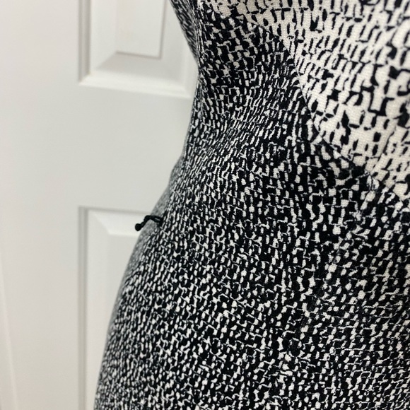 WHBM hombre V Black & White design dress granular print. Lined and well made. 6 - Picture 12 of 14